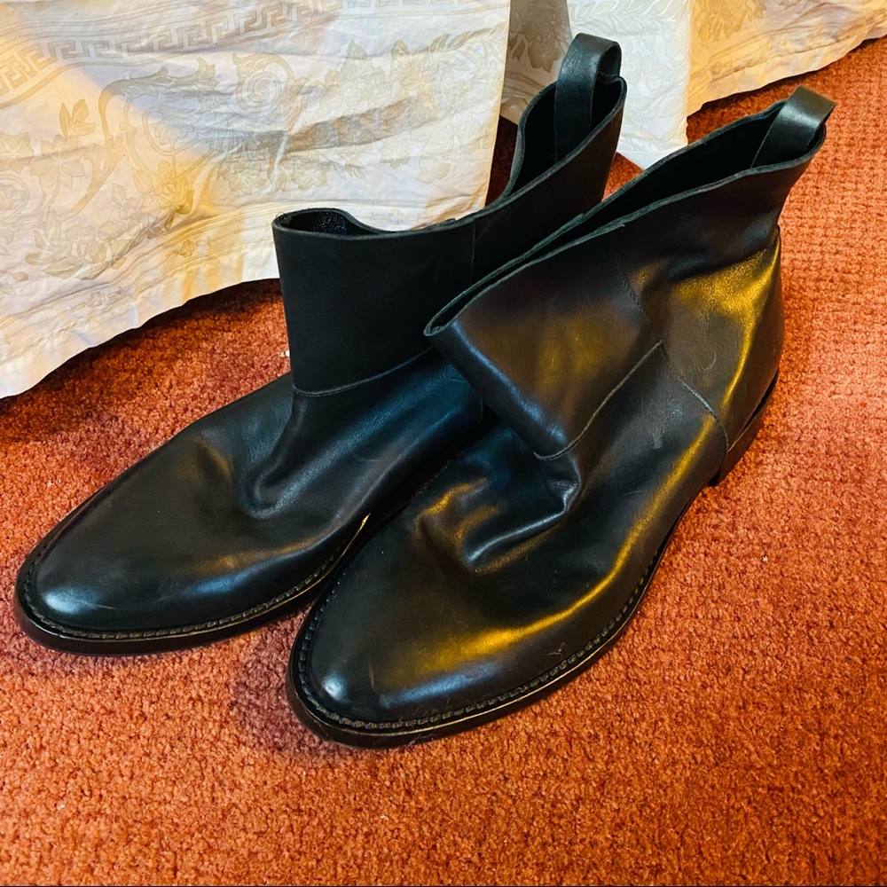 NEW Theory men s ankle boots. In black leather and in size 8.